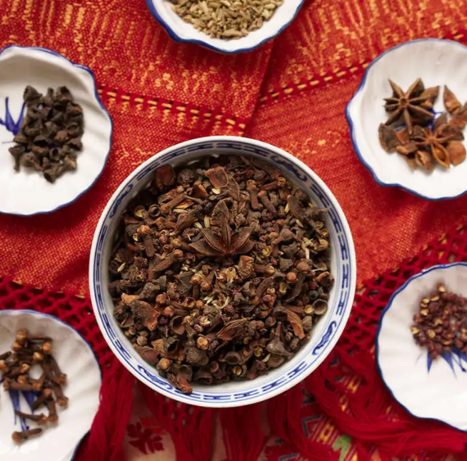 Cinq-épices chinois, Épices de Cru