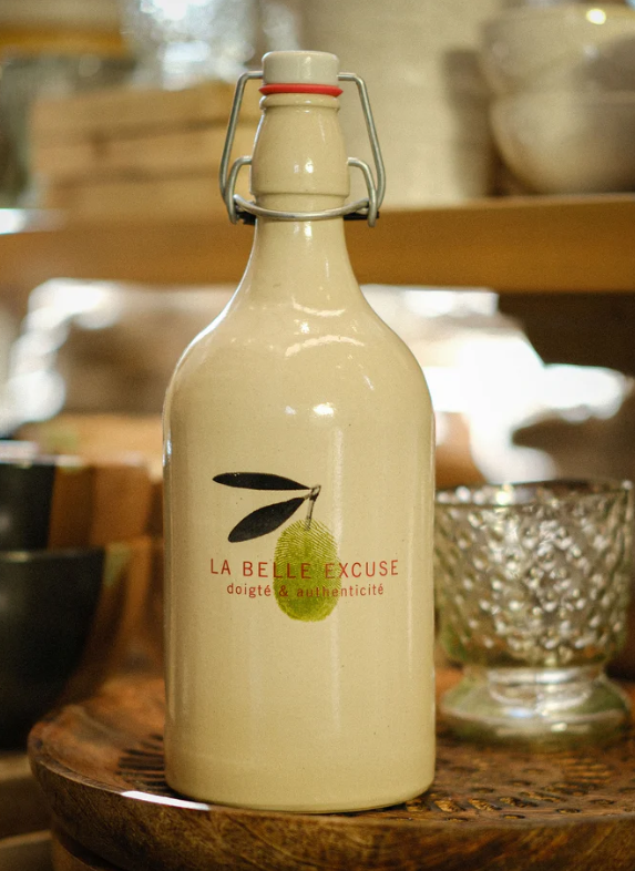 Huile d'olive verte extra vierge dans huilier céramique