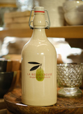 Huile d'olive verte extra vierge dans huilier céramique